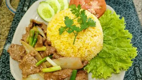 Hình ảnh Cơm chiên + bò xào hành dưa leo