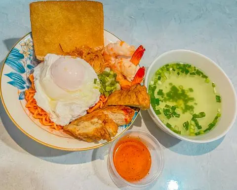 Hình ảnh Mì trộn trứng lòng đào chả mực tôm tươi
