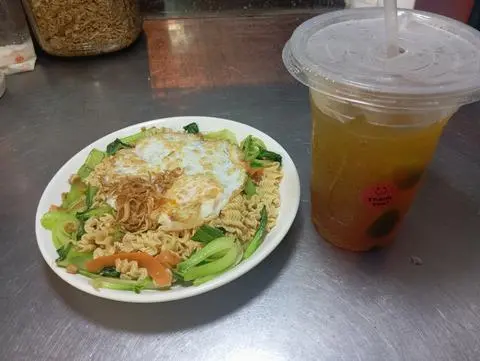 Hình ảnh Combo mì xào - trứng ốp la - trà tắc