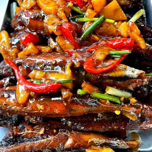 Hình ảnh Cơm cá nục chiên sốt nước mắm