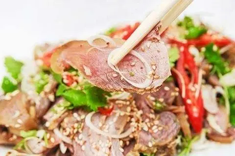 Hình ảnh bê cuốn rau rừng 