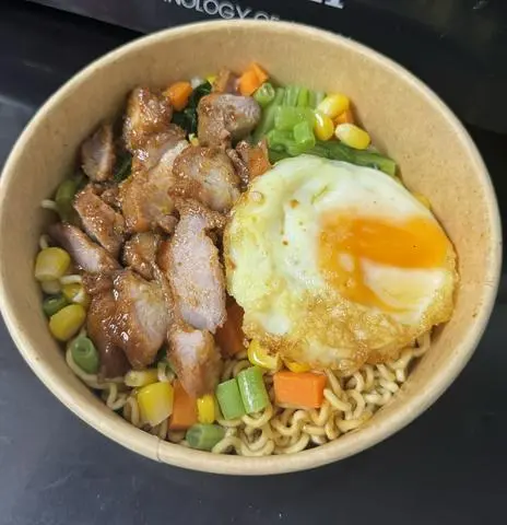 Hình ảnh mì trộn xá xíu trứng luộc