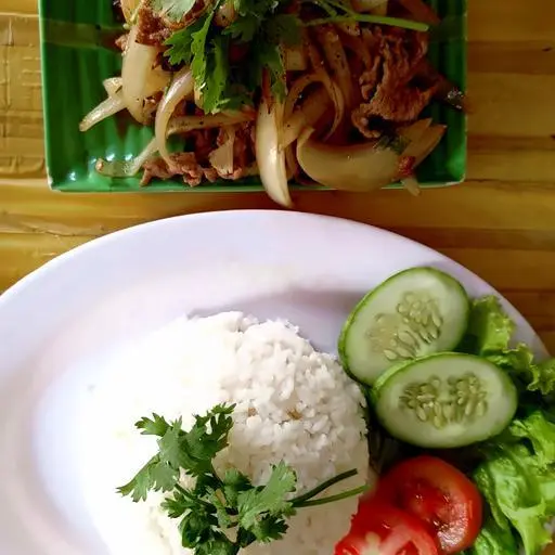 Hình ảnh Cơm trắng bò xào củ hành 