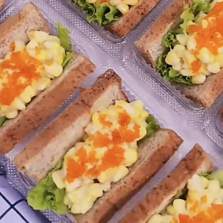 Hình ảnh 1 miếng sandwich bắp xà lách 