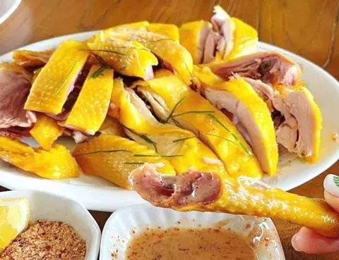 Hình ảnh 1 con gà Ủ Muối Hoa Tiêu(chặt sẵn,kèm chấm)