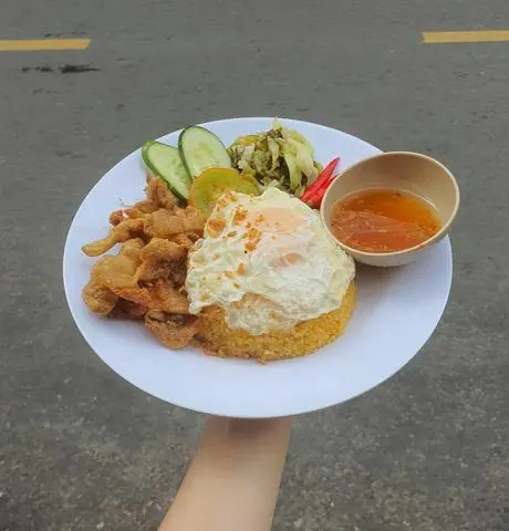 Hình ảnh Cơm Da Gà Giòn + Trứng Opla