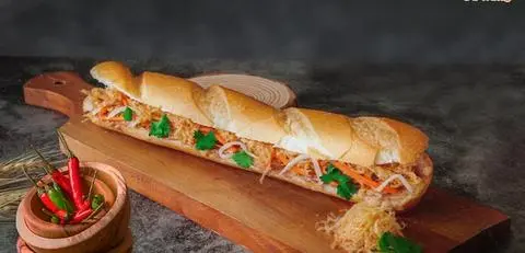 Hình ảnh Bánh mì que xúc xích trứng