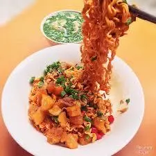 Hình ảnh  [1,5 vắt] Mì trộn sa tế da heo tóp mỡ rim mắm tỏi