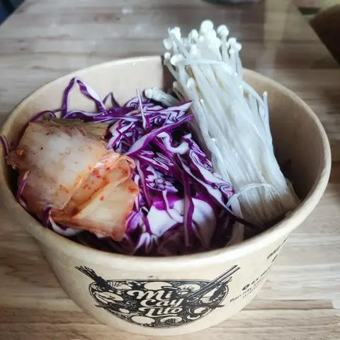 Hình ảnh 1 phần mì kèm rau nấm kim chi + nước dùng
