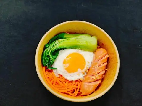 Hình ảnh MÌ TRỘN XÚC XÍCH ỐP LA