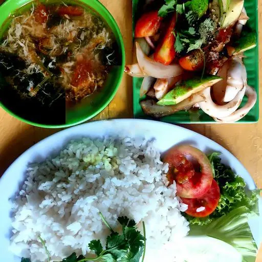 Hình ảnh Cơm trắng mực xào cà chua - dưa leo - hành tây
