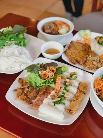 Hình ảnh Bún thịt nướng + chả giò + bì