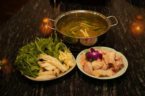Hình ảnh Lẩu Gà Lá É