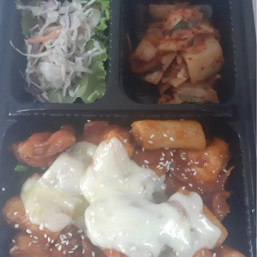 Hình ảnh Gà Sốt Gia Vị Bánh Gạo Phủ Phô Mai Mozzarella 