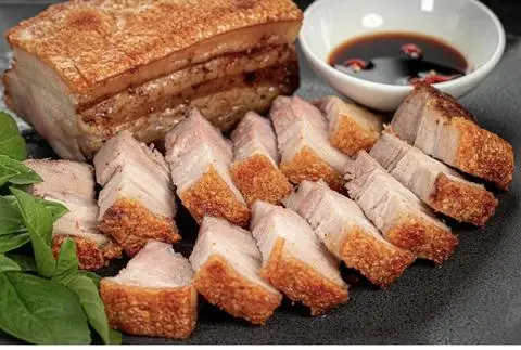 Hình ảnh cơm heo quay xào dưa chua