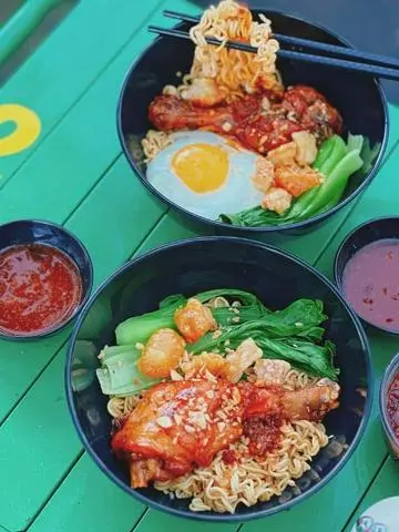 Hình ảnh Mì trộn đùi gà chiên mắm tỏi
