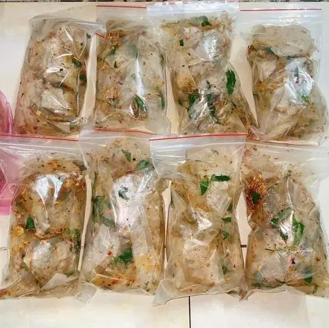 Hình ảnh Bánh tráng dẻo trộn muối tỏi sa tế 