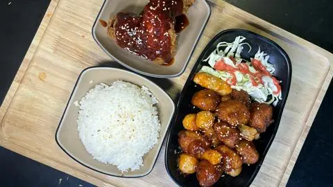 Hình ảnh Cơm cánh gà rán sốt - Bơ tỏi