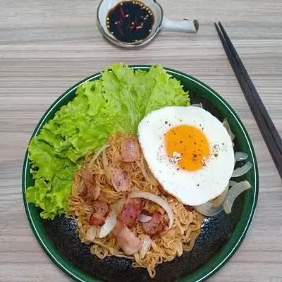 Hình ảnh Mì xào bò trứng ốp la