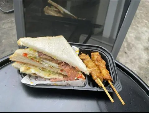Hình ảnh Combo 2 gà xiên que + 1 Sandwich bacon trứng