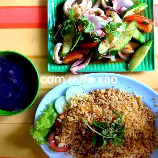Hình ảnh Cơm chiên mực xào cà chua - dưa leo - hành tây