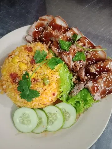 Hình ảnh cơm chiên dương châu+ ba rọi sốt tiêu đen 