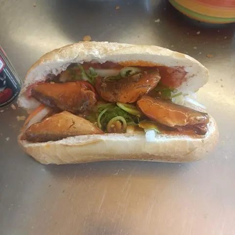 Hình ảnh Bánh mì cá mòi