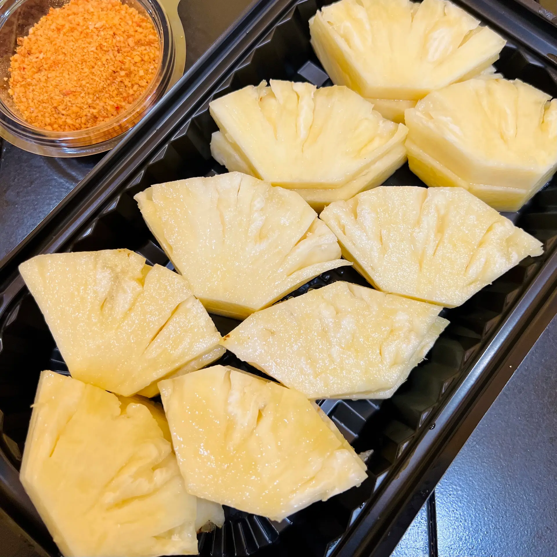 Hình ảnh Thơm (Dứa) kèm muối chấm 
