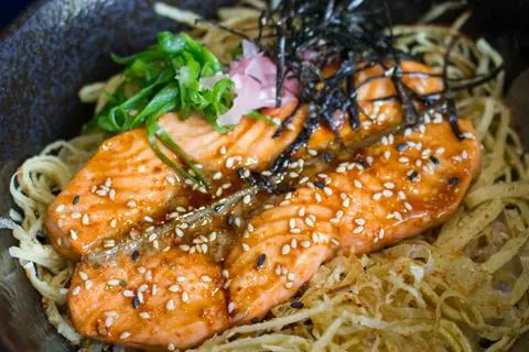 Hình ảnh Cơm thố cá hồi nướng sốt teri