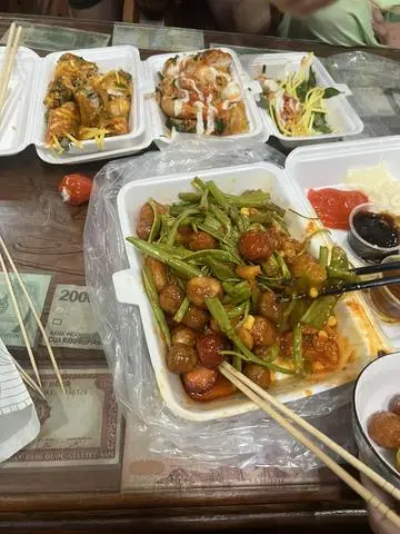 Hình ảnh Cá viên chiên thập cẩm sốt trứng muối