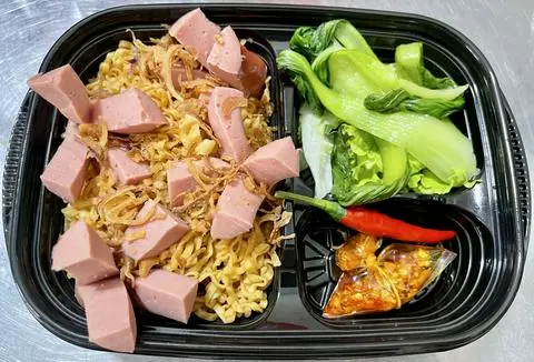 Hình ảnh mì trộn xúc xích mê ly  