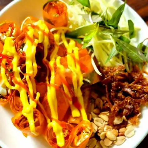 Hình ảnh Bánh tráng cuốn khô mực
