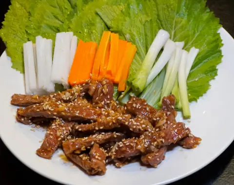Hình ảnh Bò cuốn lá cải chấm tương - mù tạt
