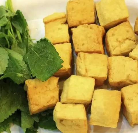 Hình ảnh Đậu Chiên Lắc Sate Rau răm