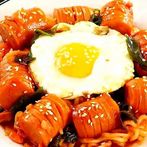 Hình ảnh Mì trộn - trứng - xúc xích