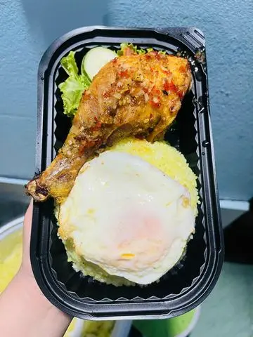 Hình ảnh Cơm đùi gà tỏi ốp la 