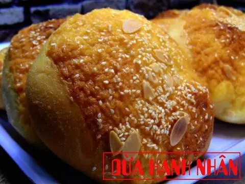 Hình ảnh bánh mì dừa hạnh nhân 