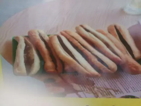 Hình ảnh Bánh mì que sốt bơ chà bông
