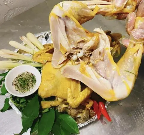 Hình ảnh Gà Hấp Muối Lá Chanh 1/2 con