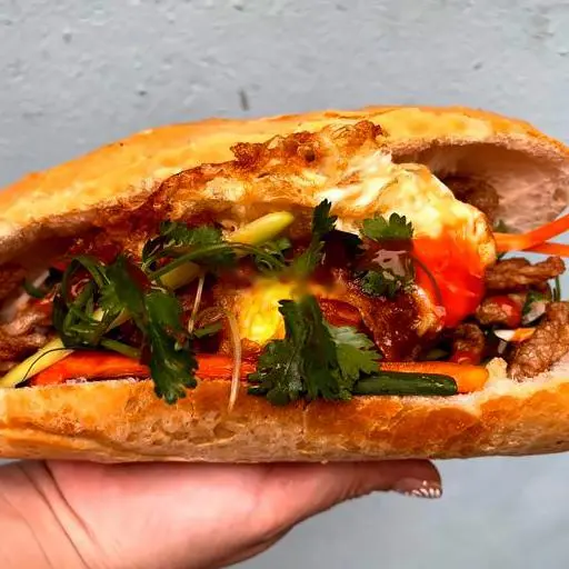 Hình ảnh Bánh mì chả cá trứng