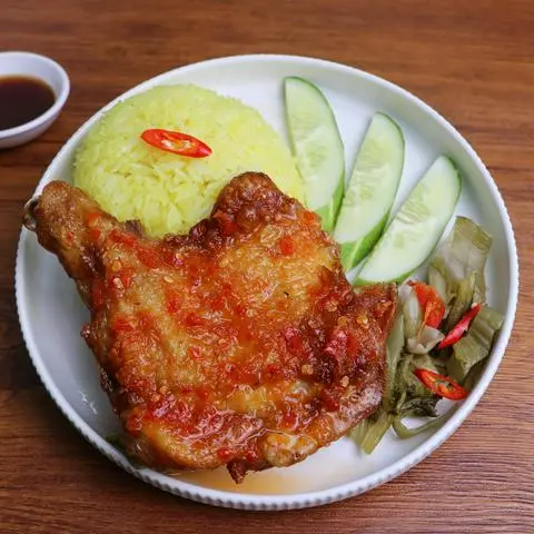 Hình ảnh Cơm Gà Xốt Chua Cay (Đùi Cánh Quạt)