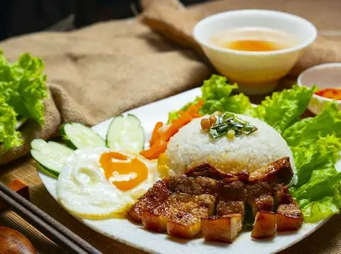 Hình ảnh Cơm tấm ba chỉ + trứng