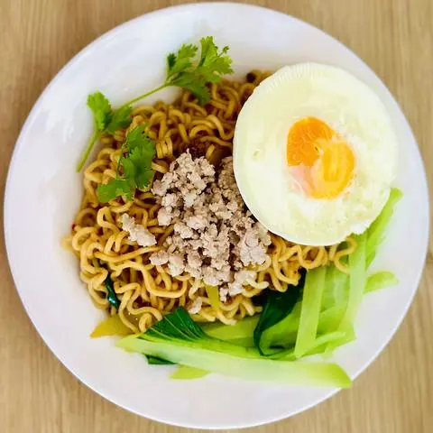 Hình ảnh Mì trộn thịt bằm, trứng