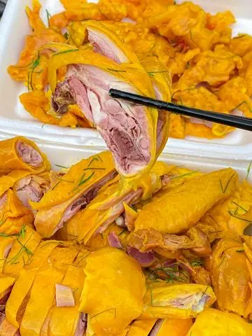 Hình ảnh Combo 1 con gà ủ muối không đầu - 500gr chân gà rút xương ủ muối