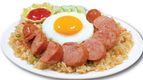 Hình ảnh Cơm chiên xúc xích trứng