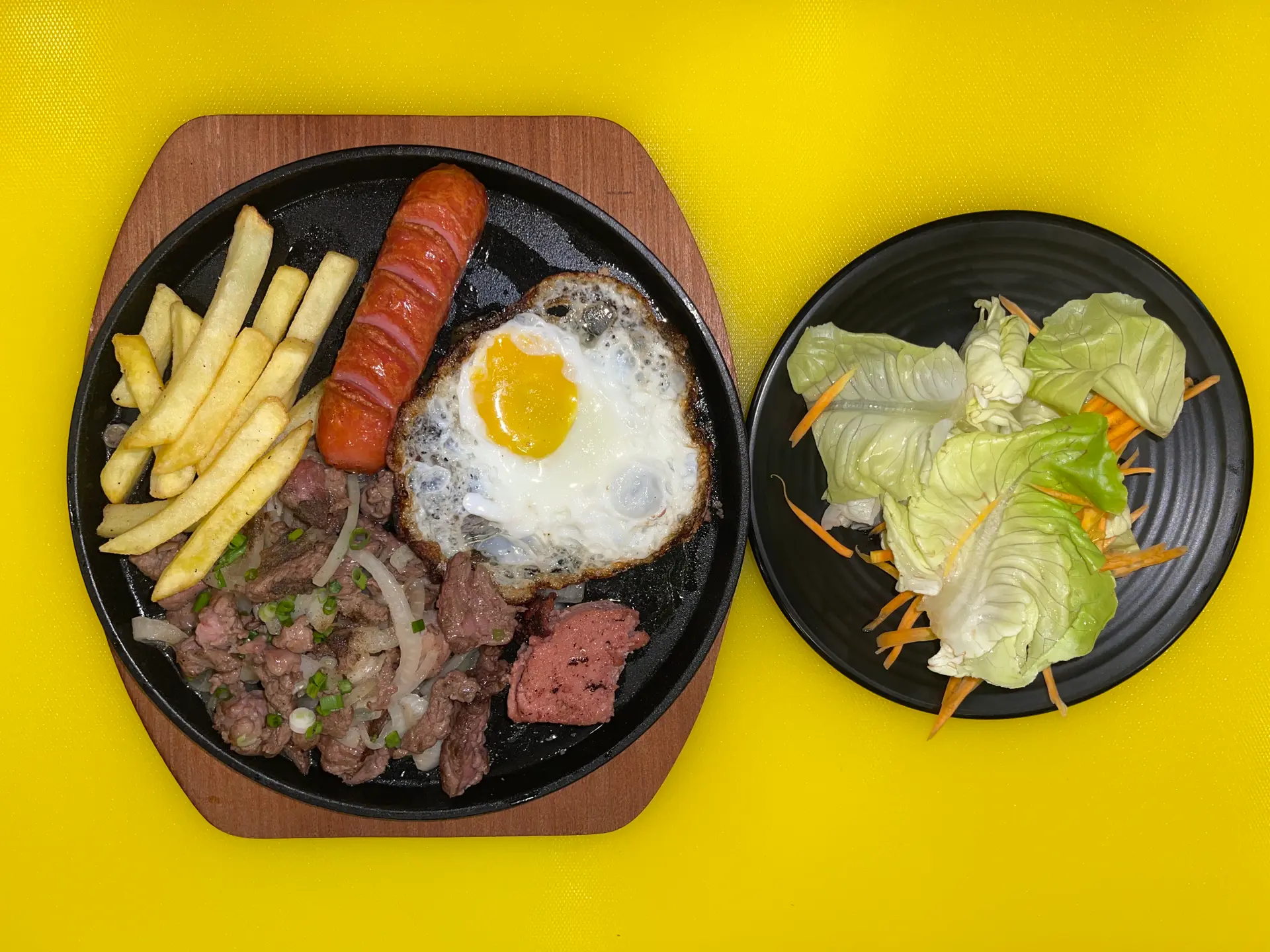 Hình ảnh Bò né bò trứng pate xúc xích - khoai tây