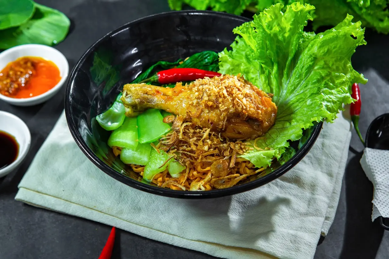 Hình ảnh Mì Trộn Gà Giòn Sốt Mắm Tỏi