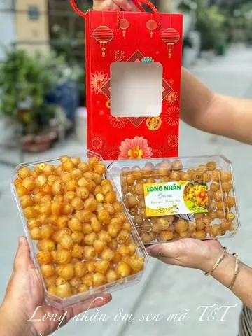 Hình ảnh Long Nhãn Ôm Hạt Sen Hộp Tết 450g
