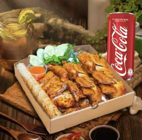 Hình ảnh Nữa con gà + 1 cây cơm lam + 1 nước ngọt