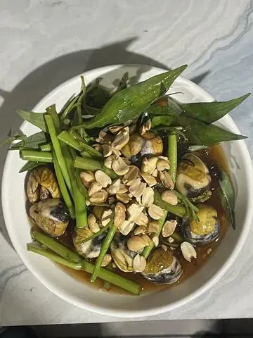 Hình ảnh Cút lộn xào me